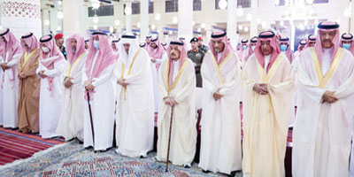 أمير منطقة الرياض يؤدي صلاة الميت على الأمير خالد بن محمد 