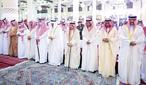  سموه خلال أداء الصلاة