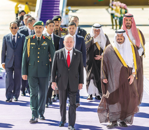 نائب أمير منطقة الرياض خلال استقباله ملك ماليزيا