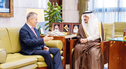 أمير منطقة الرياض مستقبلا سفير جمهورية المجر أتيلا تار