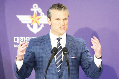 كوريا الشمالية أطلقت صواريخ مدفعية أثناء زيارة هيغسيث 