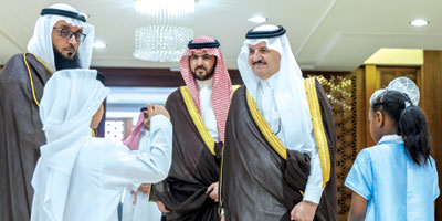 أمير المنطقة الشرقية يُكرّم 100 طالب وطالبة الحاصلين على جائزة البر للتفوق العلمي 