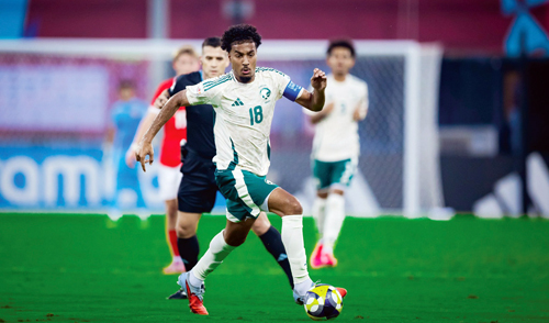 في مباراة مثيرة شهدت 3 بطاقات حمراء وركلتي جزاء.. 