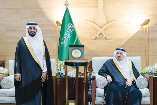 أمير منطقة الرياض خلال تكريمه الجمعية