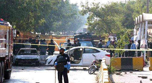 انتحاري يقتل 12 شخصاً أمام محكمة في العاصمة الباكستانية 