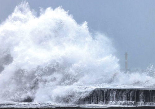 تايوان تُجلي 3000 مع اقتراب الإعصار فونج وونج 