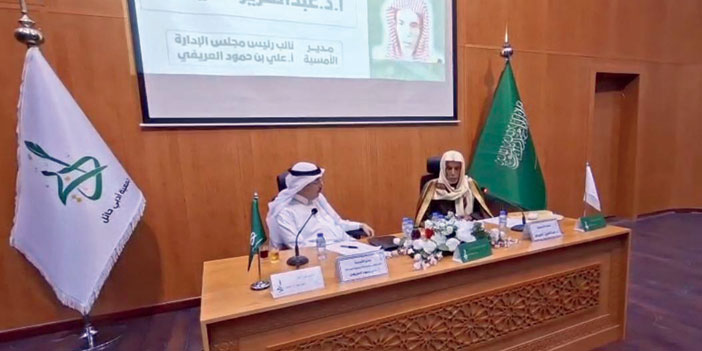  د.عبدالعزيز الفيصل ملقيًا المحاضرة وبجانبه مدير الأمسية أ.علي العريفي