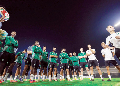 اللاعبون يستمعون لحديثٍ فني قبل انطلاق مران الأمس