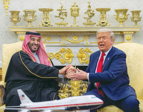 اجتمع مع ترامب.. وأكد على إقامة مسار حقيقي لحل الدولتين 