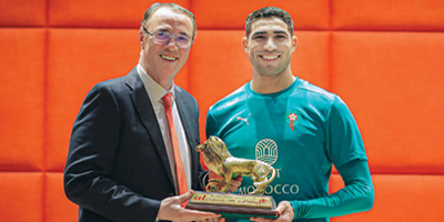 المغربي أشرف حكيمي يفوز بجائزة الأسد الذهبي 