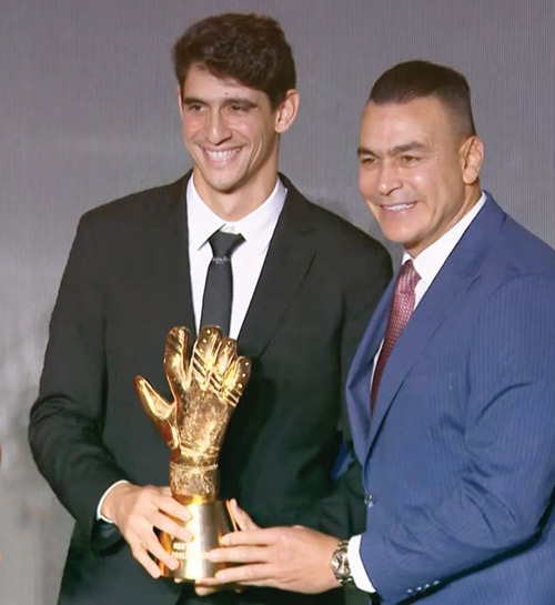 تألقه اللافت مع منتخب بلاده والزعيم العالمي قاده للفوز باللقب 