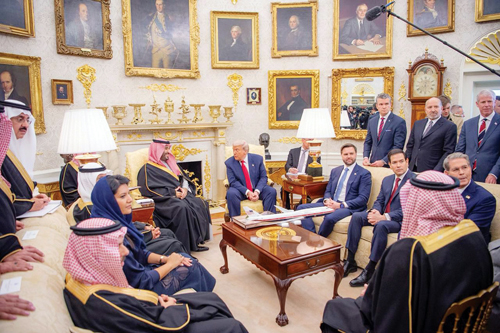 ولي العهد والرئيس الأمريكي اثناء اللقاء محاطين بأعضاء الوفدين