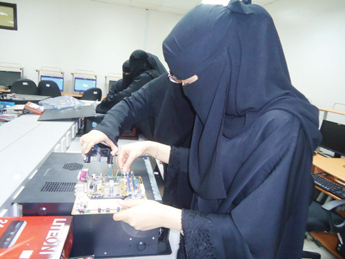 القمة العالمية للصناعة تؤكد تمكين المرأة وتعزيز دورها الريادي في التنمية الصناعية عالميًا 