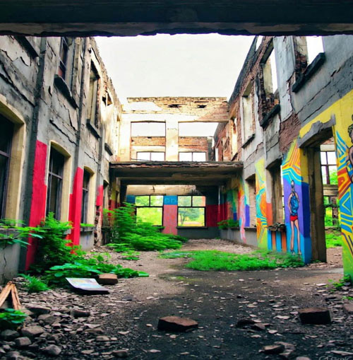 الفن الذي يُولد في صمت البقايا المهجورة 