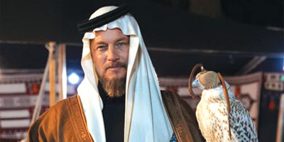 النجم الأسترالي ترافيس فيميل يزور حايل مرتديآ الزي السعودي 