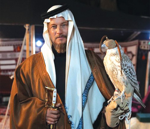 النجم الأسترالي ترافيس فيميل يزور حايل مرتديآ الزي السعودي 