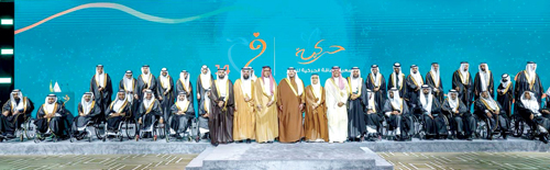  صاحب السمو الملكي نائب أمير منطقة الرياض في لقطة جماعية مع المشاركين في الحفل