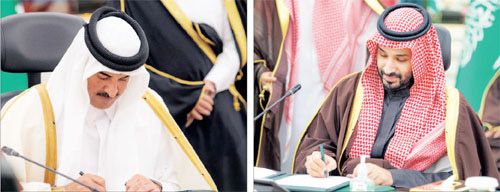  سمو ولي العهد وأمير قطر خلال توقيع اتفاقية مشروع القطار