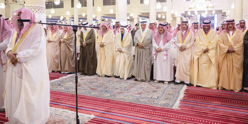  أمير منطقة الرياض يتقدم المصلين