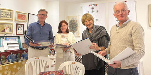 هواة طوابع أوروبيون يطلعون على نماذج من أعمال نظرائهم السعوديين 