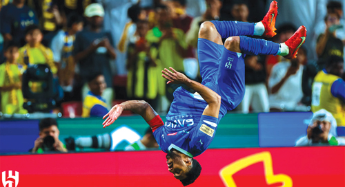  التوريندو محتفلاً على طريقته