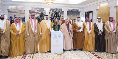 أمير منطقة الرياض يتسلم شهادتي اعتماد محافظتي الغاط والزلفي مدناً صحية 