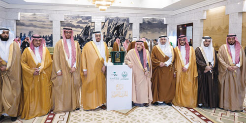  سموه خلال تسلمه شهادتي الاعتماد