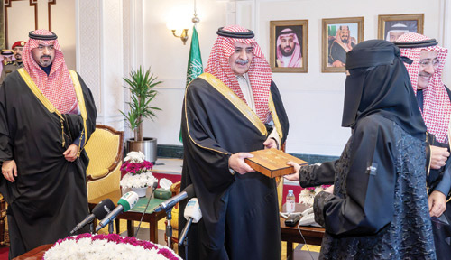 سموه خلال توزيع الوحدات السكنية