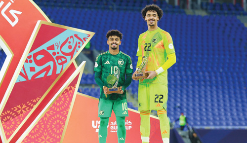  شنقيطي والعليوه بعد تتويجهما بجائزتي الأفضلية