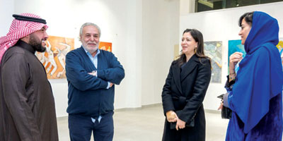 «عبدالله مراد».. فن لا يرسم الواقع بل يعيد كتابته في جاليري مرسمي 