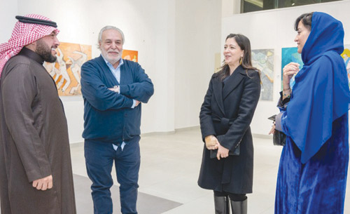 «عبدالله مراد».. فن لا يرسم الواقع بل يعيد كتابته في جاليري مرسمي 