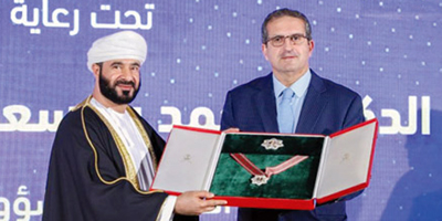حاتم البطيوي يتسلم جائزة السلطان قابوس للمؤسسات الثقافية الخاصة 