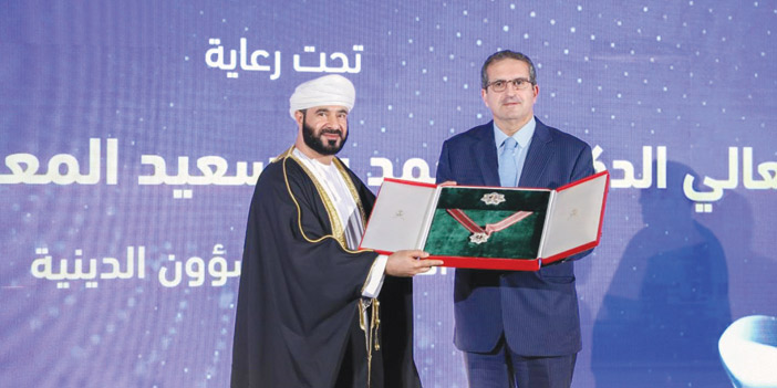 أمين عام منتدى أصيلة يتسلَّم جائزة ووسام السلطان قابوس للثقافة والعلوم والفنون والآداب