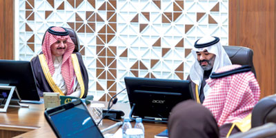 أمير المنطقة الشرقية يجتمع مع وزير الاتصالات وتقنية المعلومات 