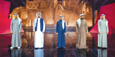 والدة متسابق تزفه إلى المرحلة القادمة من «شاعر الراية» 