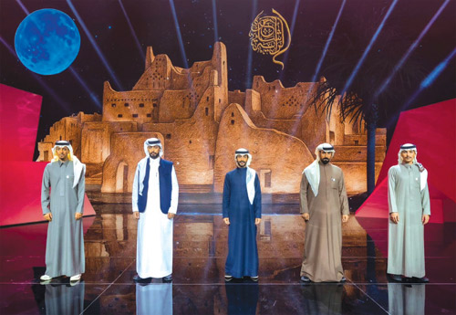 والدة متسابق تزفه إلى المرحلة القادمة من «شاعر الراية» 