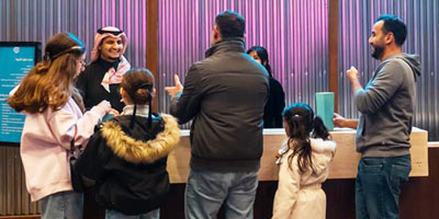 «Flying Over Saudi».. أول تجربة من نوعها تُحلق بالزوّار فوق أبرز معالم المملكة في «موسم الرياض» 