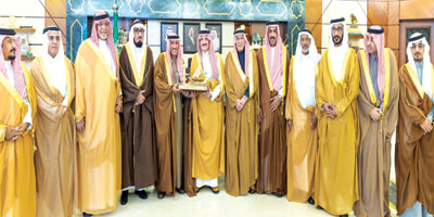 أمير المنطقة الشرقية يستقبل وفداً من أهالي رأس تنورة 