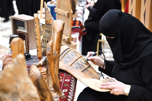 فن النحت على الخشب.. حرفة  وإبداع 