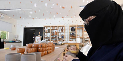 مدرسة الديرة بالعُلا تقدم حرف الأجداد بأساليب حديثة 