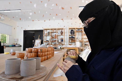 مدرسة الديرة بالعُلا تقدم حرف الأجداد بأساليب حديثة 