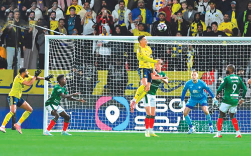 نقص الأهلي يغري النصر في كلاسيكو متباين الظروف.. والهلال في اختبار صعب أمام ضمك 