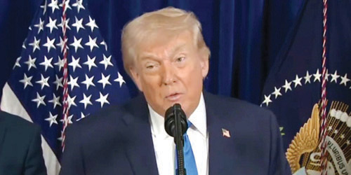 ترامب معلناً اعتقال الرئيس الفنزويلي وزوجته خلال مؤتمر صحفي