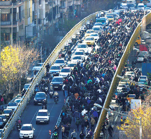 احتجاجات إيران تدخل أسبوعها الثاني.. وترامب يحذر من المساس بالمتظاهرين 