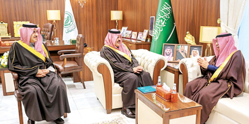  أمير منطقة حائل خلال لقاء رئيس الطيران المدني