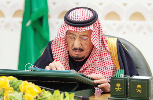  خادم الحرمين الشريفين خلال ترؤسه جلسة مجلس الوزراء