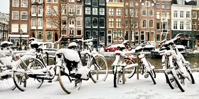 الثلوج تشل الحركة في باريس وهولندا 