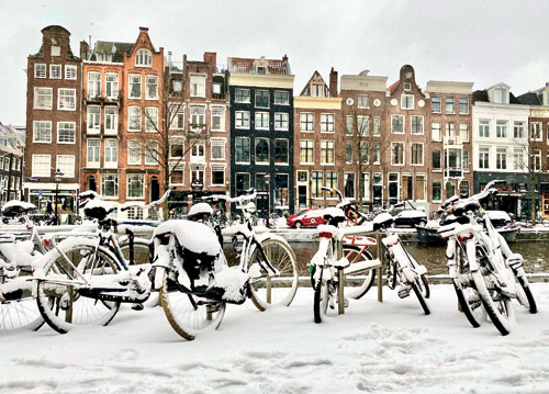 الثلوج تشل الحركة في باريس وهولندا 