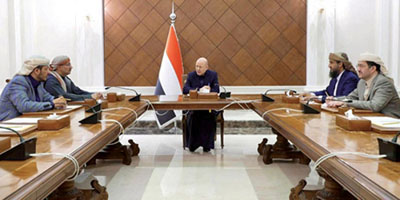 قرار رئاسي يمني بإسقاط عضوية عيدروس الزبيدي من عضوية المجلس وإقالة وزيرين متمردين 