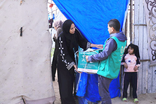 مركز الملك سلمان للإغاثة يوزع سلالًا غذائية جنوب قطاع غزة 